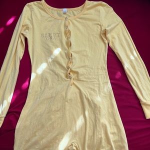 XS YELLOW SLEPTONA ONESIE.